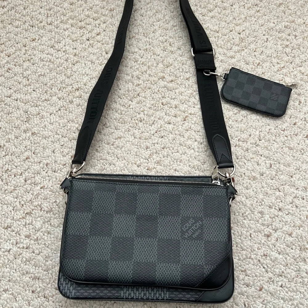 Louis Vuitton Trio Messenger bag in Damier Graphite canvas. - Picture 2 of 9